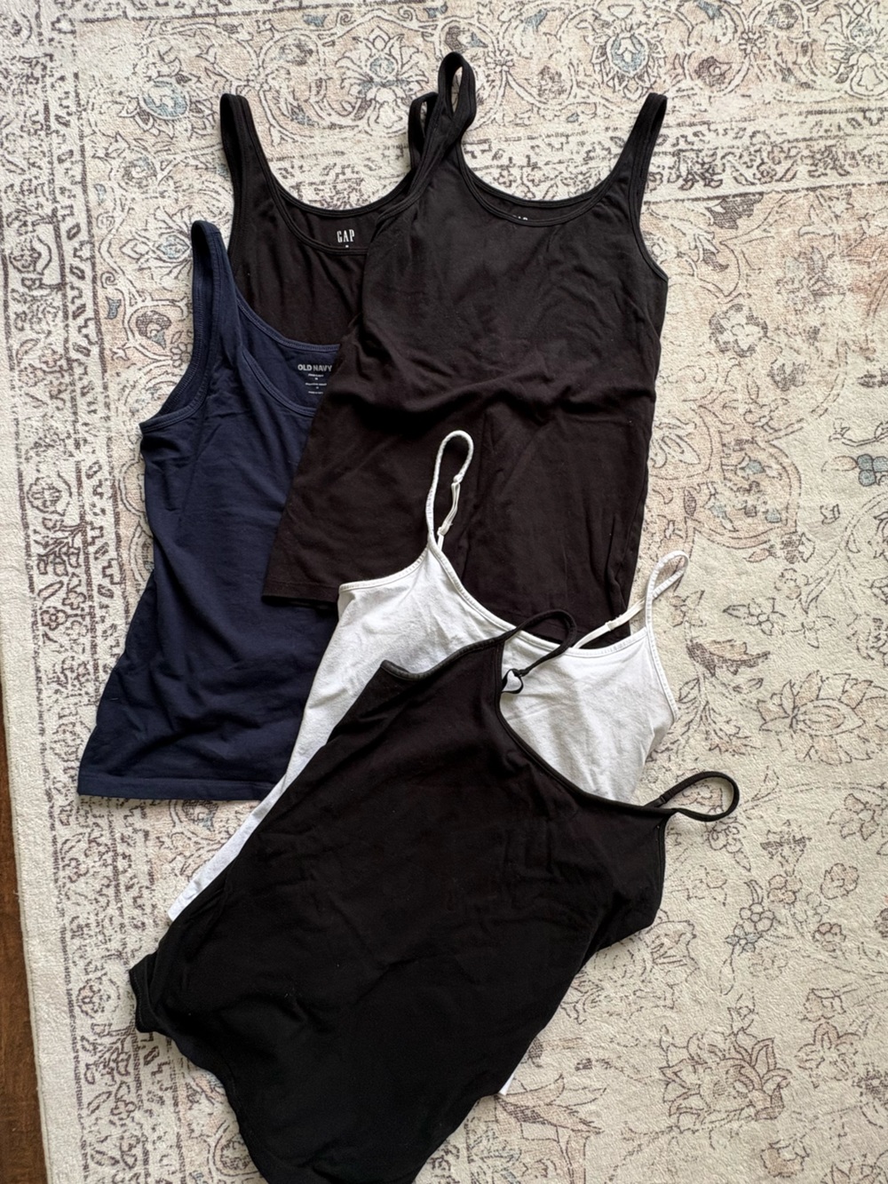Bundle of 5 GAP Tank Tops Pack size Medium